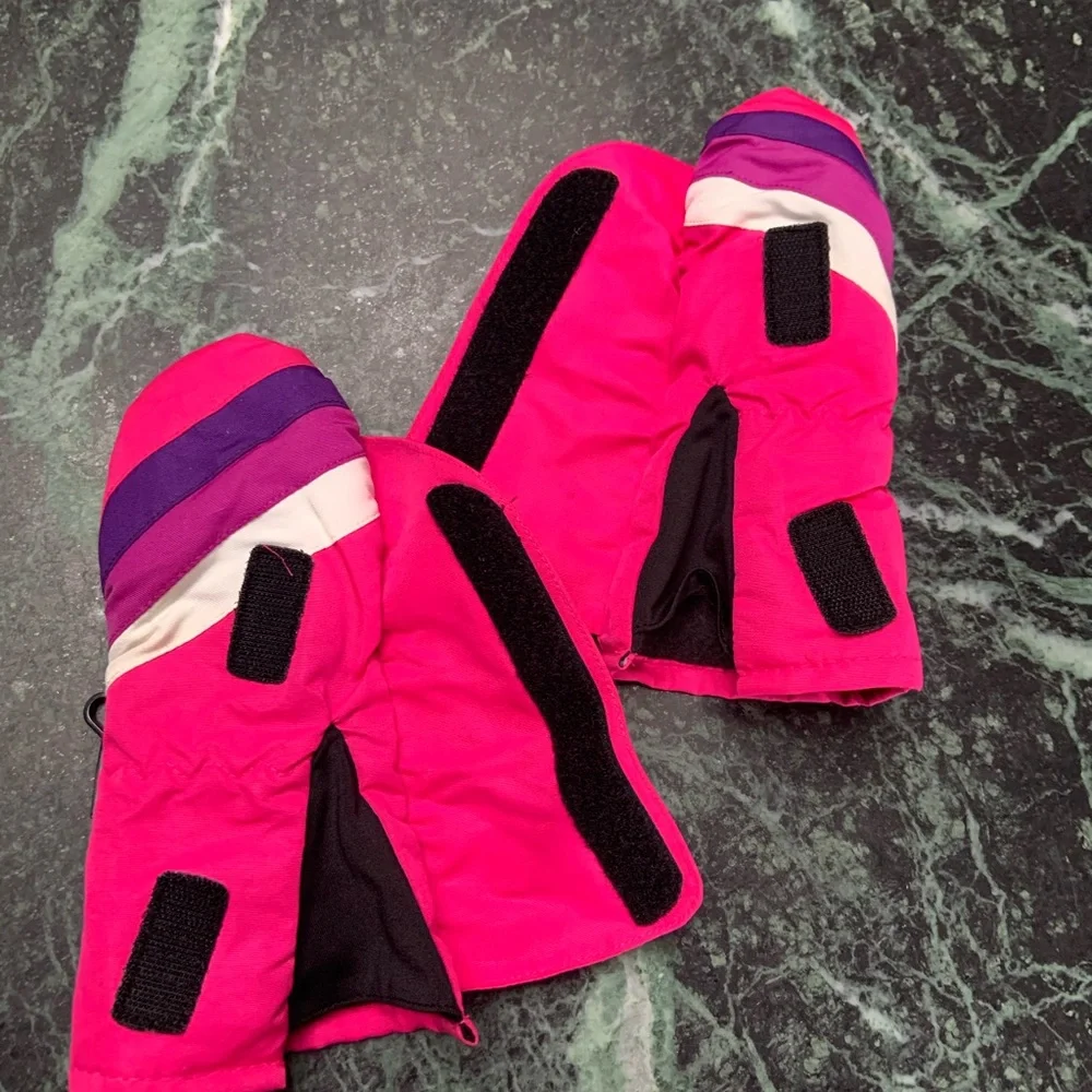 Girl’s mittens. Size 2-5T